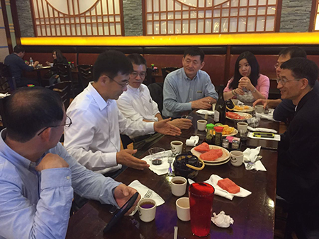 汪俊博士（左4）、刘雯颖博士（左5）、李才博士（左1）、蔡天权博士（左3）和沈东明博士（右1）、李德润博士（右2）一同聆听孙勇奎（左2）院士规划创新梦想