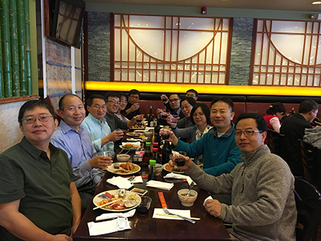 下届SAPA会长刘建博士（左），HJC黄金城平台新泽西客户总监王建锋博士（右5）等专家举杯庆佳节