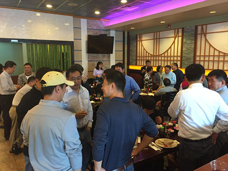 专家们相谈甚欢，直到傍晚时分，仍不舍离去