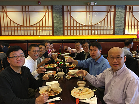 已回国创业的王耀林博士（左1）、杜武博士（右2）和同桌专家分享创业点滴