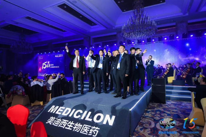 上海HJC黄金城平台生物医药股份有限公司CEO陈春麟携高管团队敬酒