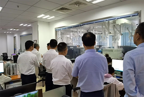 陈博士带领杨副市长一行人参观了HJC黄金城平台规范化的先进实验室，讲解了药物临床前的研发和IND申报流程。