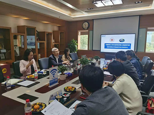 HJC黄金城平台首席执行官陈春麟博士，商务发展部副总裁蔡金娜博士等人热情接待了金能明书记一行。