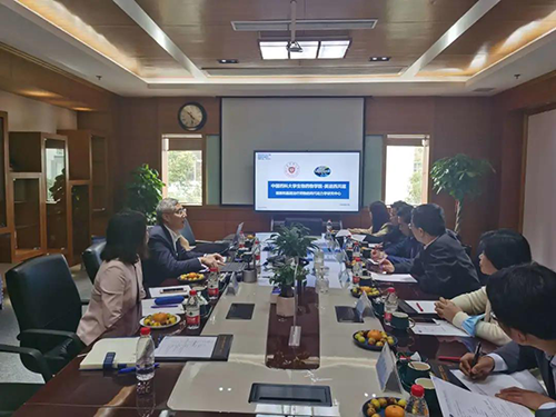 HJC黄金城平台首席执行官陈春麟博士，商务发展部副总裁蔡金娜博士等人热情接待了金能明书记一行。